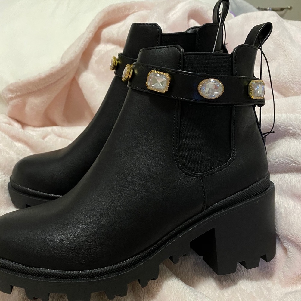 Gemstone chelsea boots 💎